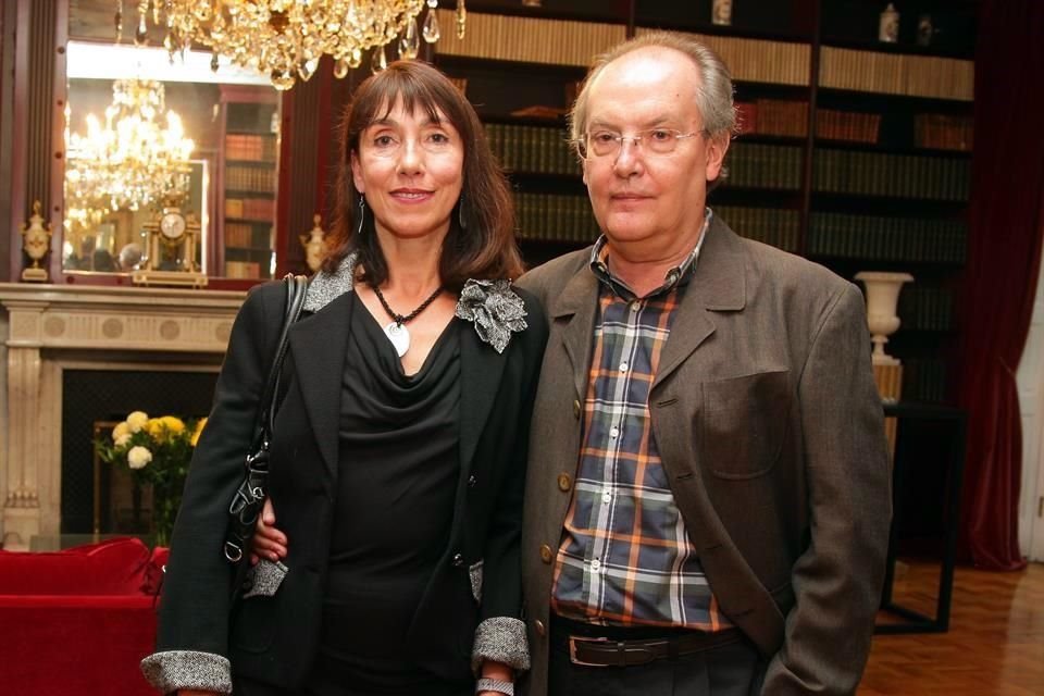 La poeta Tedi López Mills  con su compañero de vida, el escritor Álvaro Uribe, fallecido el miércoles a los 68 años. En una imagen del 2014.