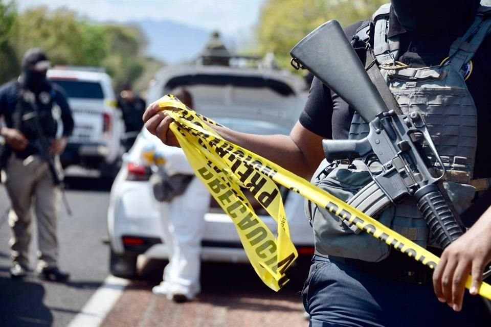 Delincuentes abandonaron a dos personas decapitadas en un taxi de Acapulco, una de sus cabezas fue colocada en el parabrisas.