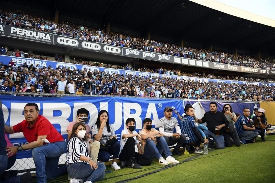 Una bronca campal entre barristas de Gallos y Atlas provoca que afición invada por seguridad la cancha de La Corregidora. El juego es suspendido cuando ganaban los Rojinegros.