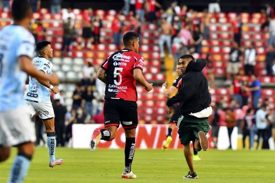 Una bronca campal entre barristas de Gallos y Atlas provoca que afición invada por seguridad la cancha de La Corregidora. El juego es suspendido cuando ganaban los Rojinegros.