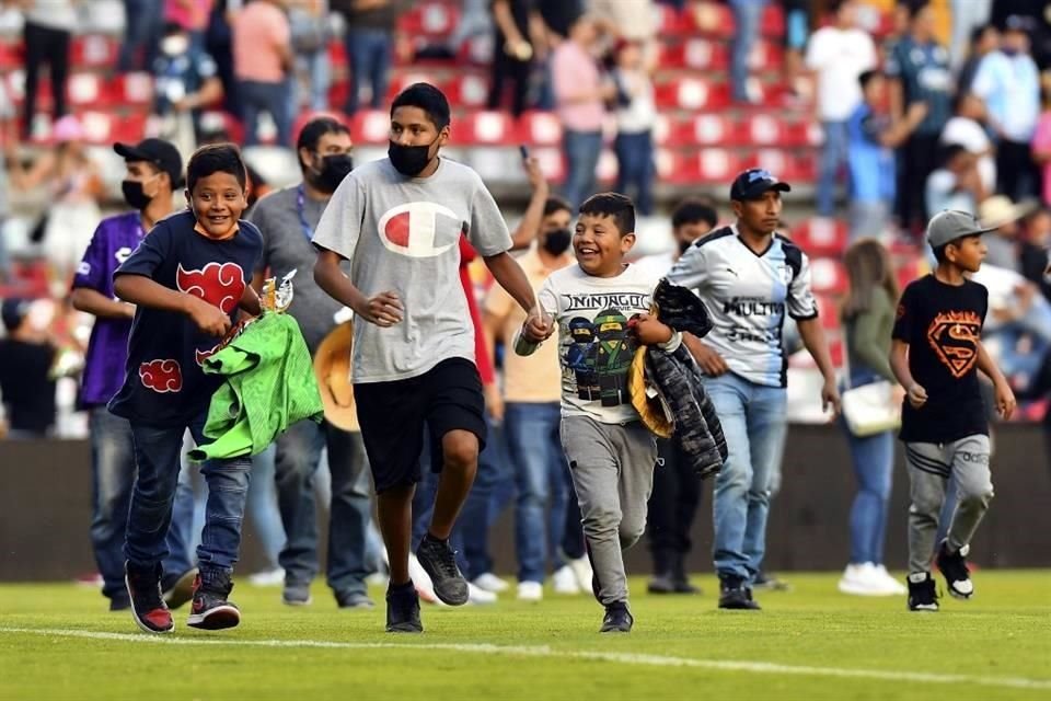 Los niños también corrían por la cancha para escapar de la bronca.