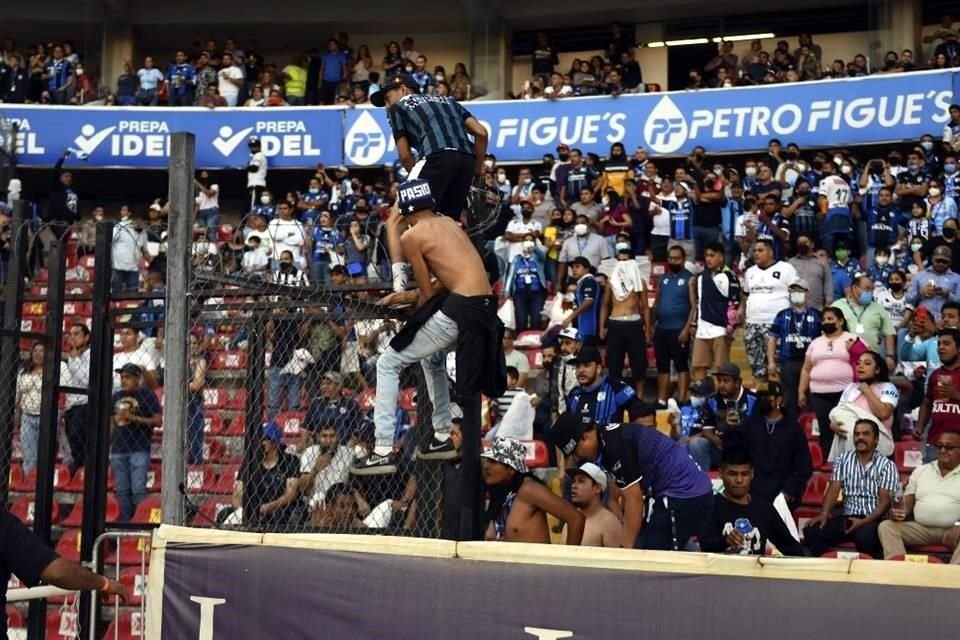 Algunos aficionados escalaban las rejas para poder llegar a la cancha.