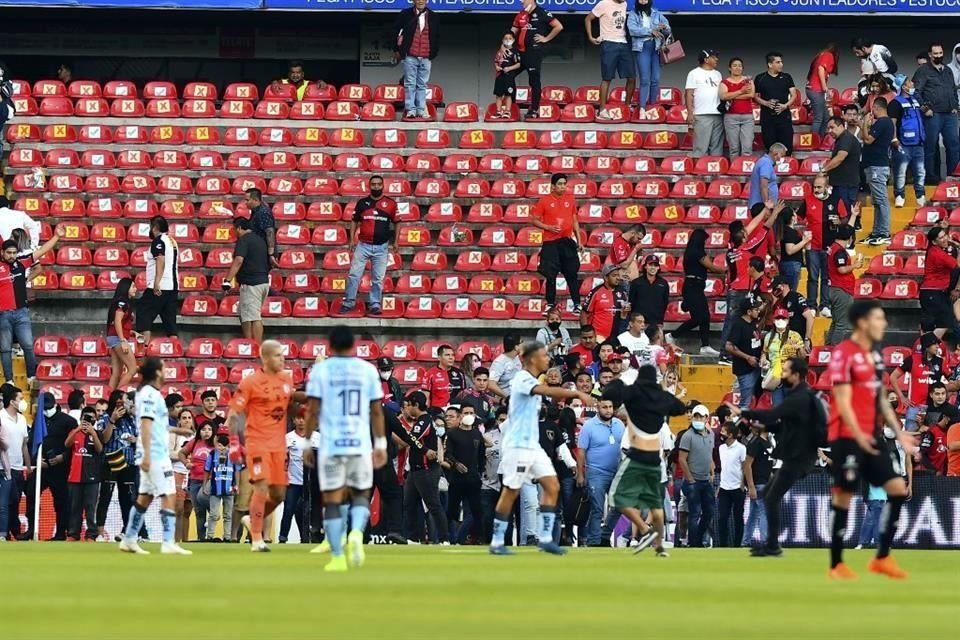Las personas mientras bajaban de las gradas al campo.