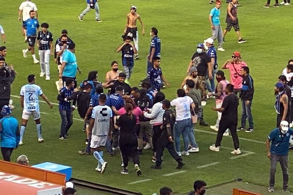 Una bronca campal entre barristas de Gallos y Atlas provoca que afición invada por seguridad la cancha de La Corregidora. El juego es suspendido cuando ganaban los Rojinegros.