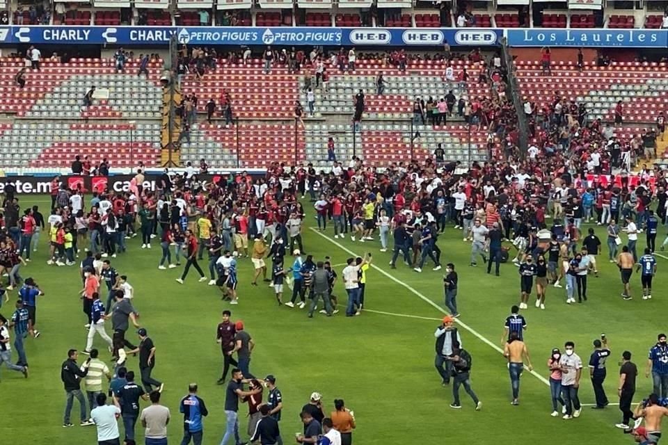 De acuerdo con los primeros reportes, la pelea en el estadio dejó un saldo de 22 heridos, cuatro de ellos jaliscienses.