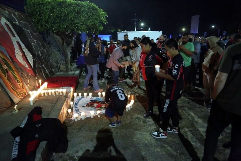 Integrantes de las barras montaron un altar con veladoras por la tragedia en Querétaro.