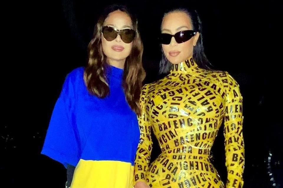 Arma el diseñador georgiano Demna Gvasalia, de Balenciaga, un desfile de modas muy emotivo en París, en homenaje a la gente de Ucrania. En foto, Salma Hayek (izq.) y Kim Kardashian (der.).