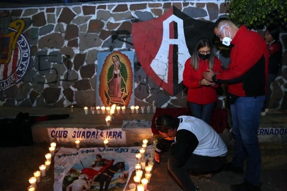 Integrantes de las barras montaron ayer un altar con veladoras, tras la violencia en el estadio del Querétaro.