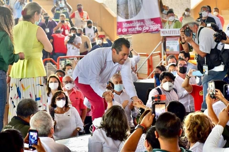 El diputado morenista Sergio Gutiérrez Luna organizó un acto de difusión de la reforma eléctrica en Minatitlán.