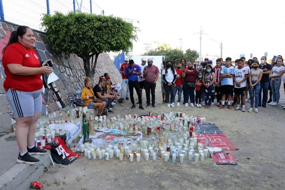 Poco más de 120 aficionados rojinegros acudieron al Estadio Jalisco, donde colocaron veladoras.
