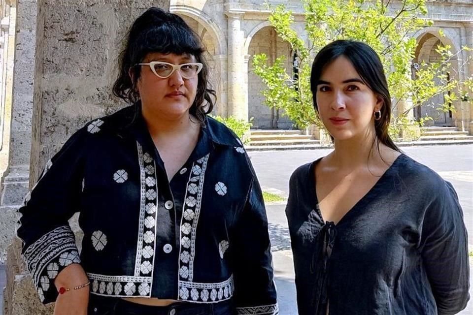 Sandra Sánchez (izquierda) y Mariel Vela se encargaron de la curaduría de esta exhibición colectiva.