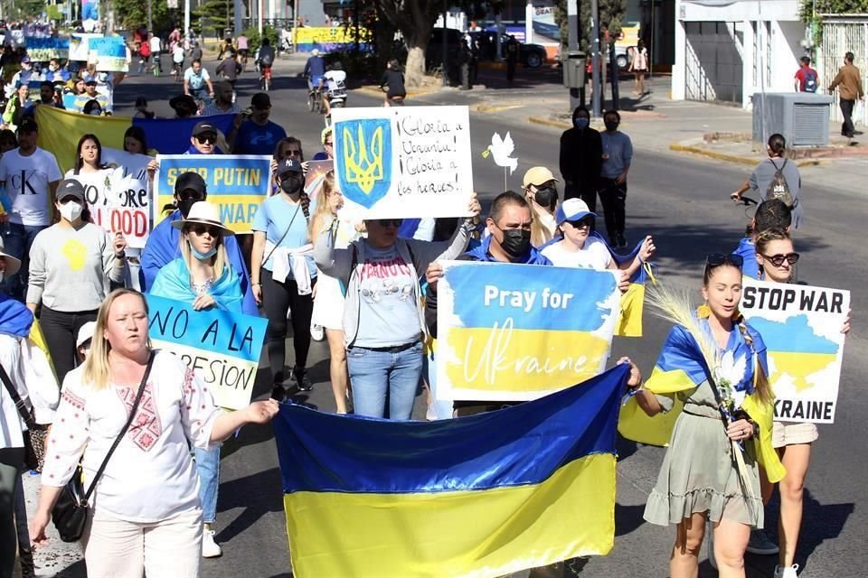 En la marcha portaron banderas de Ucrania y mantas donde exigen un alto a la guerra.
