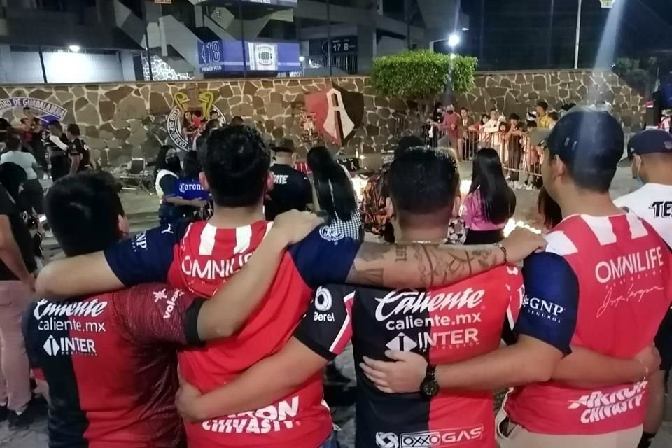 Seguidores de Atlas y Chivas se reunieron afuera del Estadio Jalisco para rezar por las víctimas.