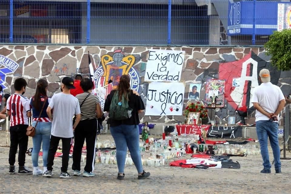 Exigen justicia para las víctimas de violencia en el estadio de La Corregidora.