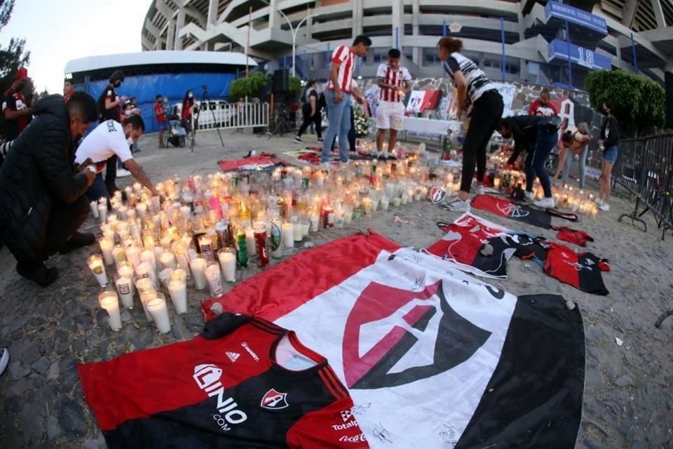 Antes de iniciar la misa se encendieron veladoras y se adaptó un altar.