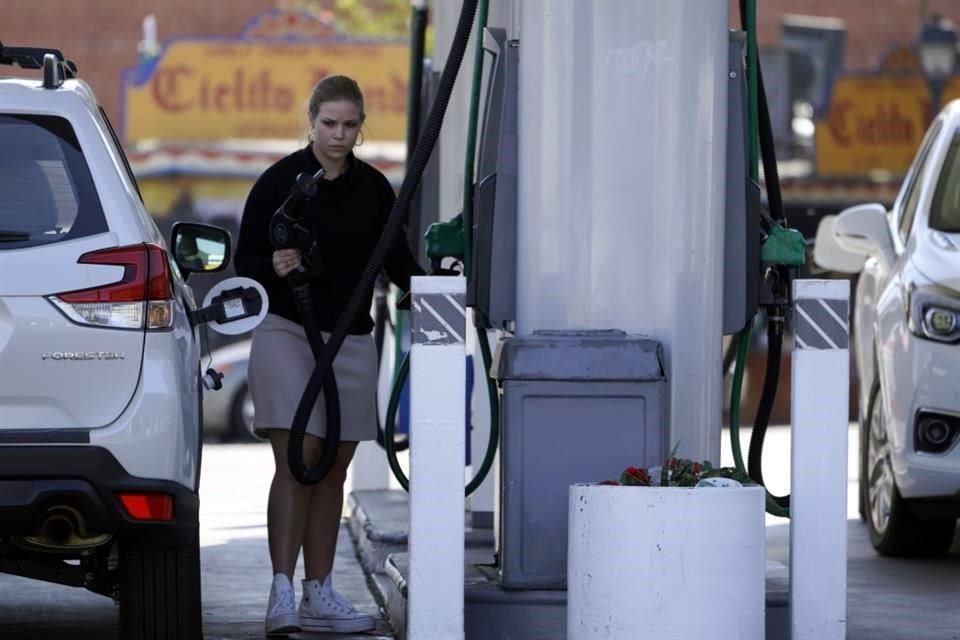 El precio del galón de gasolina en California alcanzó los 5.44 dólares.