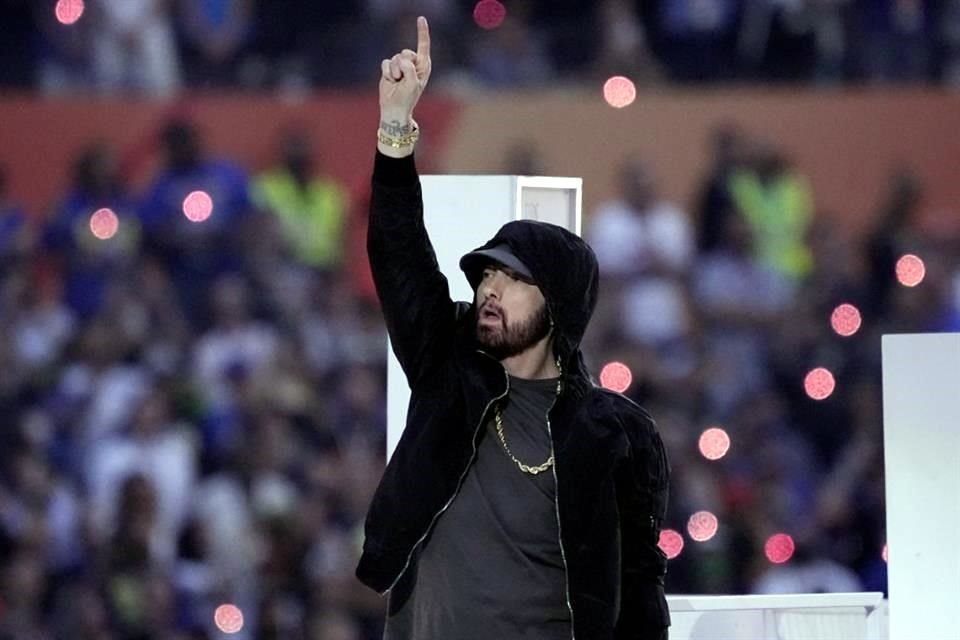 Tras su actuación en el Super Bowl, el rapero Eminem logró aumentar su éxito y ahora es el artista con más discos de oro y platino en la historia.