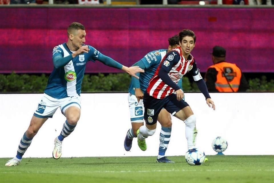 El jugador de Chivas, Isaac Brizuela, relató el 'shock' por las imágenes de violencia en Querétaro y cómo lo vivieron en 'El Rebaño'.