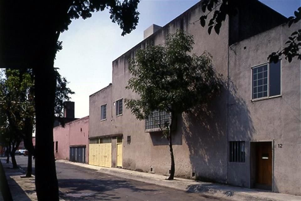 La finca, construida en 1948, tiene una sobriedad en el trazo, que sólo se fractura con algunos objetos de decoración y mobiliario.