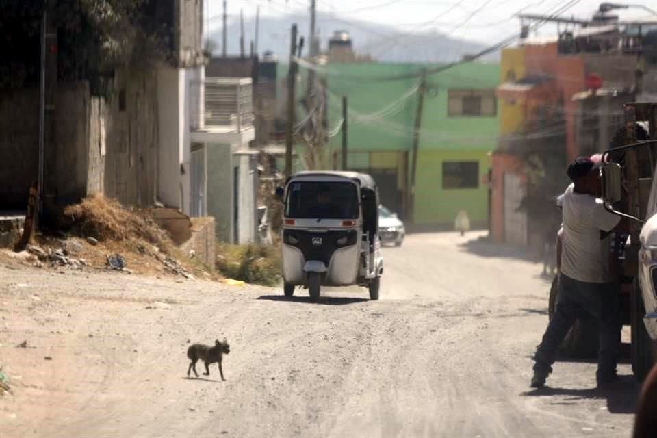 A falta de transporte público, en la zona circulan mototaxis que cobran 10 pesos.