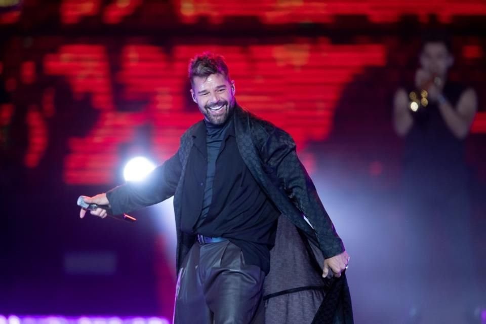 El ídolo boricua arrancó su tour este martes ante 52 mil fans y lo prendió con sus hits.