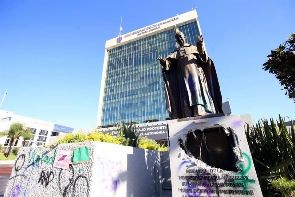 Las bases de las estatuas en honor a los fundadores de la UdeG tardarán en ser restauradas, dijo un trabajador del lugar.