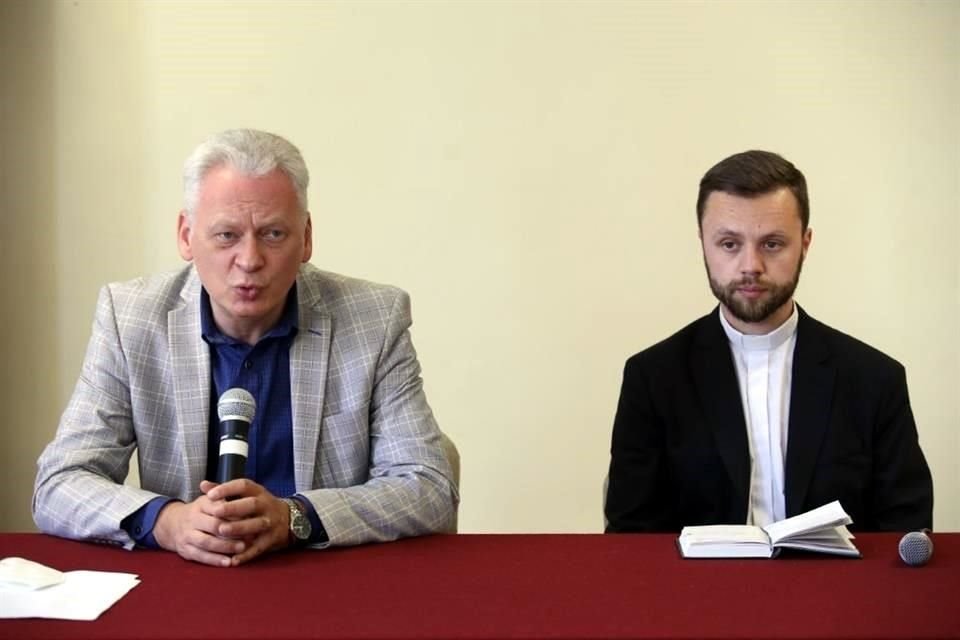 Dominik Kustra, Presidente de la Asociación Ayuda a la Iglesia que Sufre, y Dimitri Kiyashk, sacerdote de la Iglesia Ortodoxa Ucraniana.