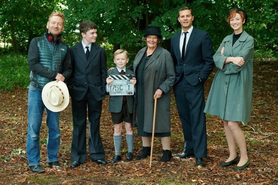 El director Kenneth Branagh (de izq. a der.) con su elenco: Lewis McAskie, Jude Hill, Judi Dench, Jamie Dornan y Caitriona Balfe.