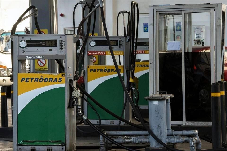 Petrobras dijo que los precios de la gasolina subirán un 18.8 por ciento a 3.86 reales (0.7653 dólares) por litro.