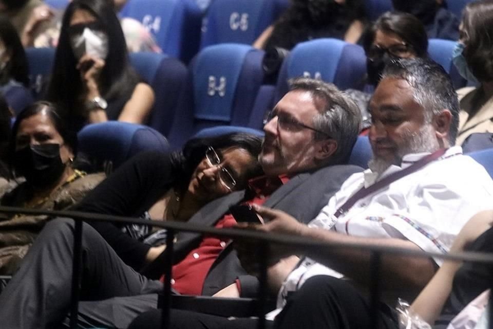 El director del documental, John Ackerman, siguió su obra acompañado por su esposa Irma Eréndira Sandoval, ex titular de la Función Pública.