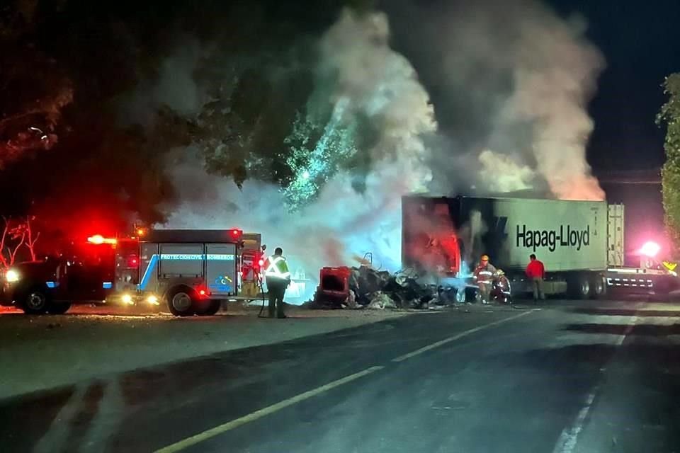 Aproximadamente a las 21:40 horas se reportó que había dos tráileres incendiados en la Carretera Federal Jiquilpan-Manzanillo, en el tramo que va de Mazamitla a Tamazula.