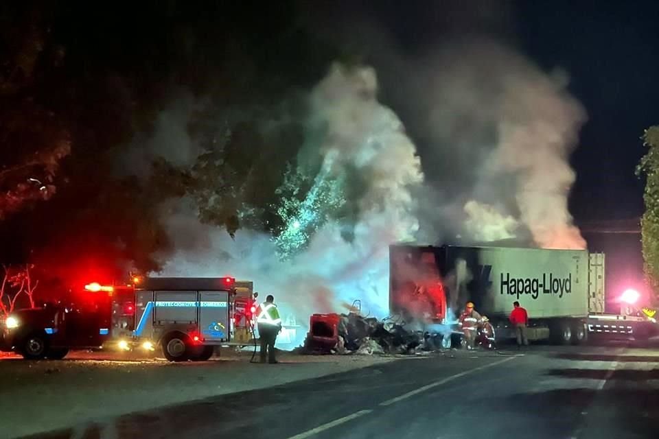 Cerca de las 21:40 horas comenzaron a surgir reportes sobre narcoataques en el Municipio, a los que se asoció el incendio de dos tráileres en la Carretera Federal Jiquilpan-Manzanillo.