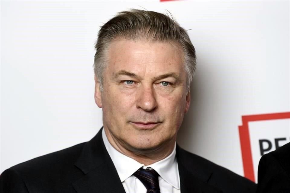 El actor Alec Baldwin se defiende y, a través de sus abogados, asegura que la directora Halyna Hutchins le pidió que disparara como estaba en el guion.