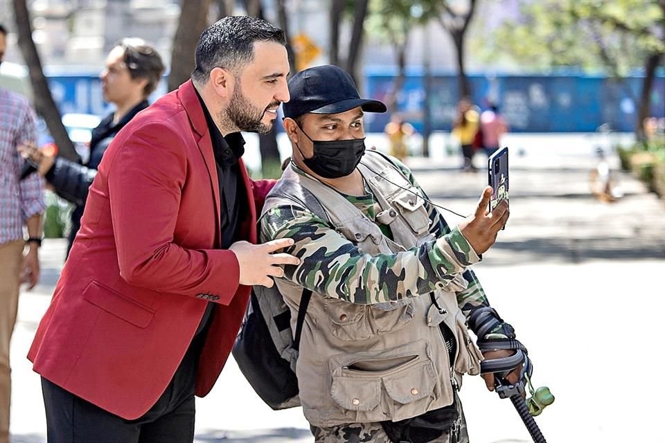 Mike Salazar estuvo en Paseo de la Reforma y no faltó quien lo reconociera e incluso se acercara para tomarse alguna foto.