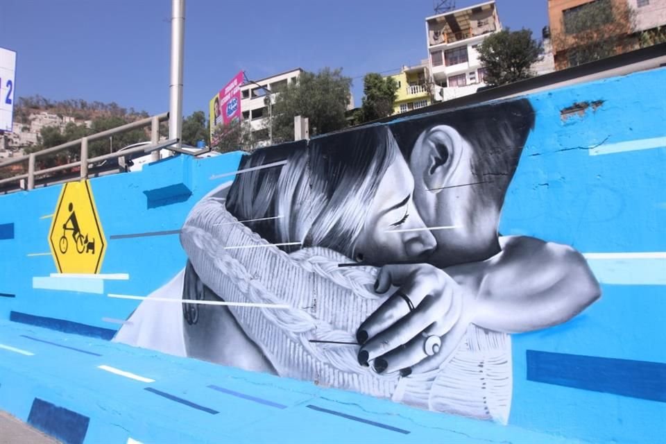 Trabajadores al servicio de la secretaria de obras pintan murales en la carretera México Pachuca.