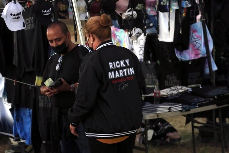 Varios fanáticos aprovecharon para comprar parafernalia del concierto.