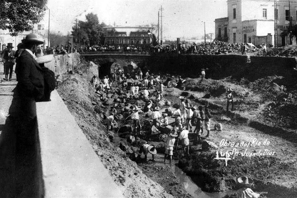 Obras de embovedado del Río San Juan de Dios a inicios del siglo 20.