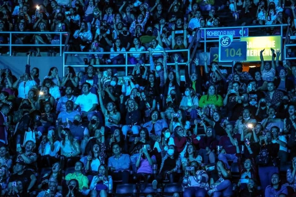 En las tribunas el ambiente se vivió al máximo con la música del puertorriqueño.