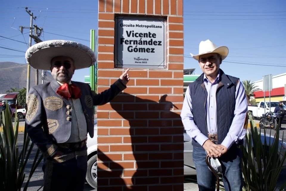 Una columna con el nombre de Vicente Fernández Gómez se encuentra ubicada sobre el camellón central de la Avenida.