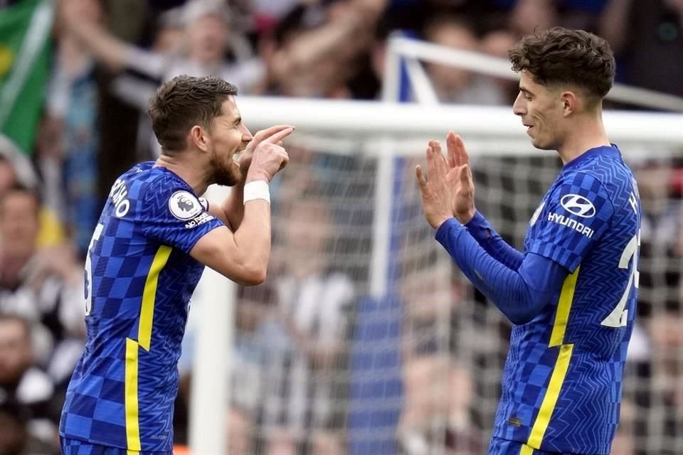 Kai Havertz (derecha) celebrando su gol con el que el Chelsea se llevó los tres puntos.