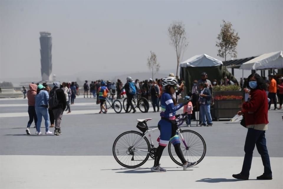 A algunos que llegaron sin bicicleta se les dijo que les prestarán una allá, y se les han ofrecido bebidas energizantes.