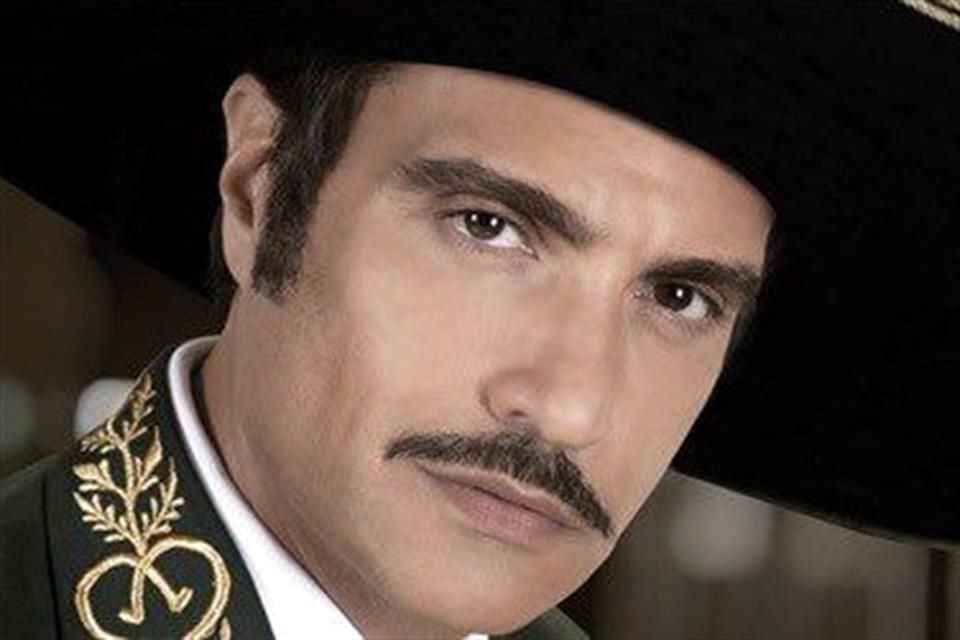 El actor Jaime Camil será quien interprete a El Charro de Huentitán en otra bioserie, ésta distribuida por Netflix.