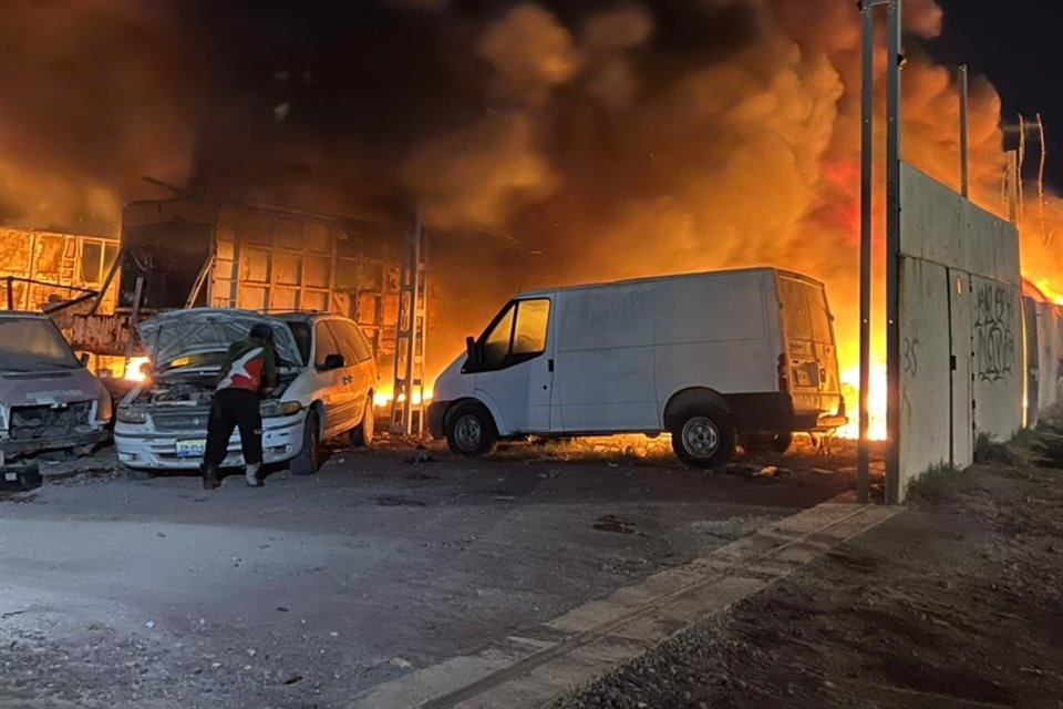 El fuego que comenzó como un incendio en un pastizal, terminó por casi devorar una bodega de chatarra en El Salto.