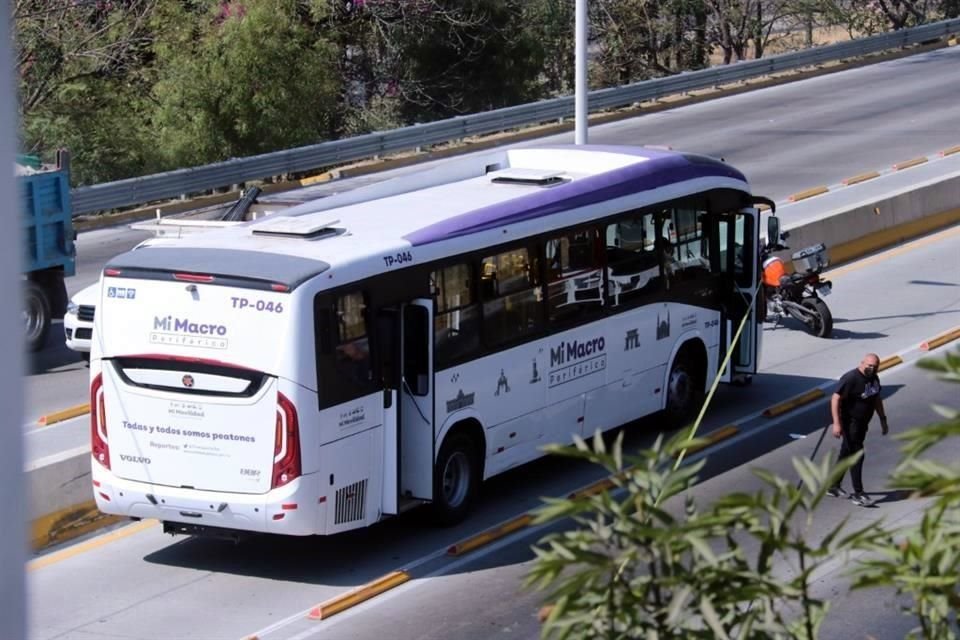Aparentemente, el fallecido quiso cruzar los carriles de Periférico justo debajo de donde hay un puente peatonal.