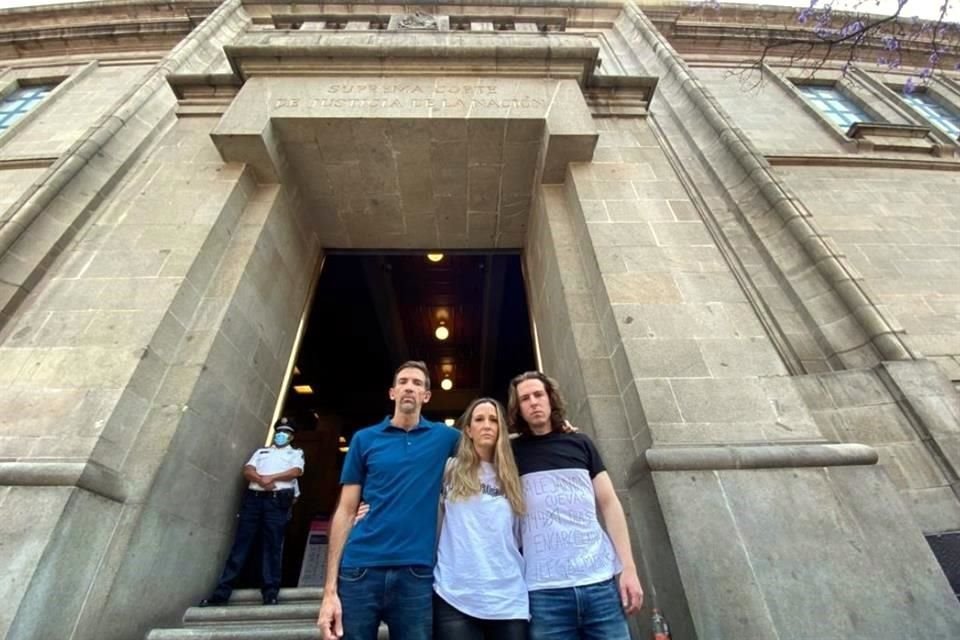 Los hijos de Alejandra Cuevas, señalada por la muerte del hermano del Fiscal Alejandro Gertz, protestan afuera de la Suprema Corte.