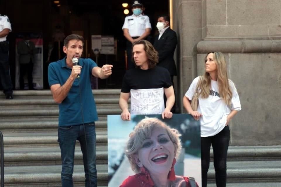 Los hijos de Alejandra Cuevas, señalada por la muerte del hermano del Fiscal Alejandro Gertz, protestan afuera de la Suprema Corte.