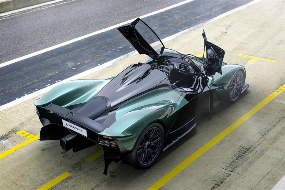 Cuenta con un motor Cosworth V12 de 6.5 litros con 1,013 caballos de fuerza.