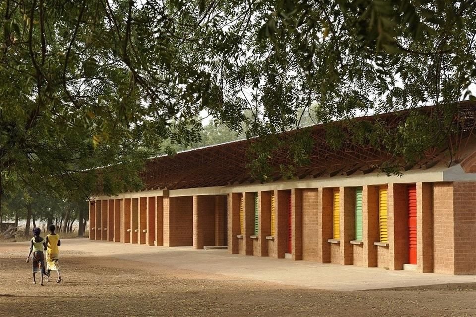 El primer edificio de Francis Kéré fue la Escuela Primaria Gando, y cuyo sentido de comunidad le valió recibir el Premio Aga Khan de Arquitectura en 2004.