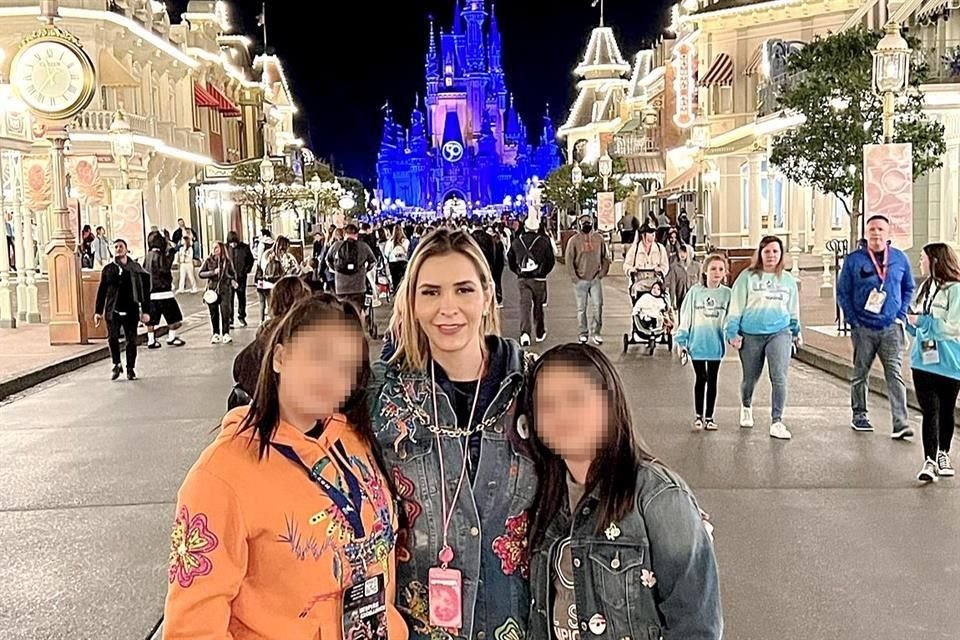 La ex Primera Dama, Adalina Dávalos, posteó fotos de las vacaciones que pasa desde hace una semana en Disney World, en Orlando, con dos de sus hijas.