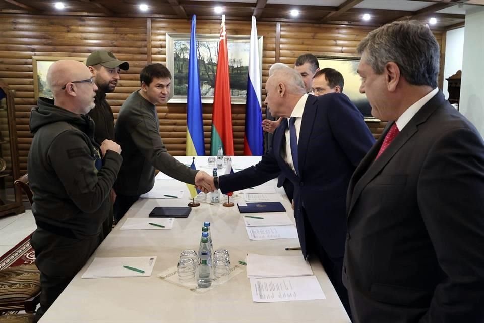 Las delegaciones de Ucrania (izquierda) y de Rusia (derecha) en una de sus primeras reuniones para acordar la paz.